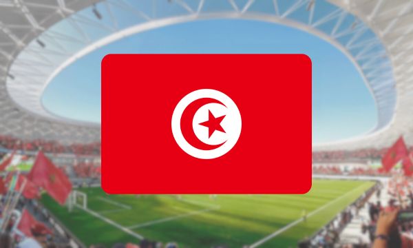 Bandeira da Tunísia exibida em um estádio de futebol.