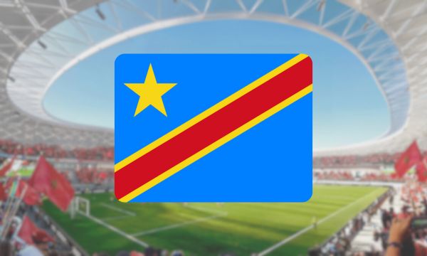 Bandeira da República Democrática do Congo hasteada em um estádio.